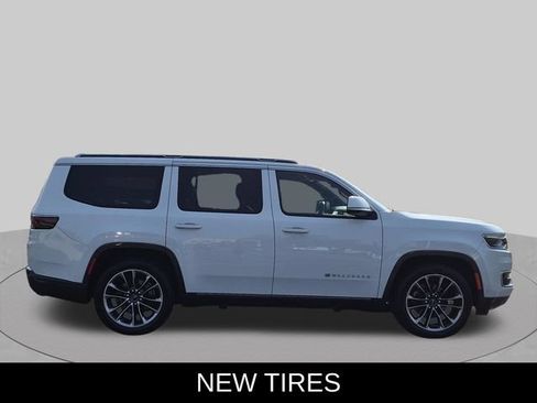 Used 2022 Jeep Wagoneer Series III w/ Premium Group I AWD/4WD image 4