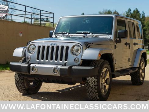 Used 2018 Jeep Wrangler Unlimited Sahara w/ Dual Top Group AWD/4WD image 7