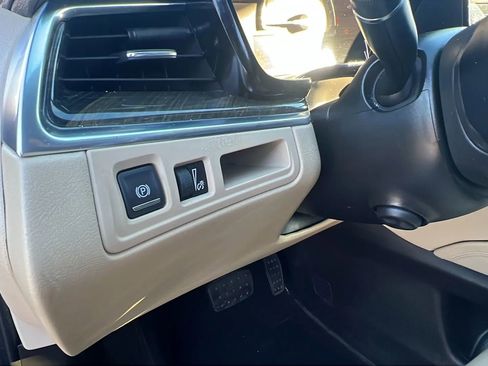 Used 2019 Cadillac XT5 FWD image 25