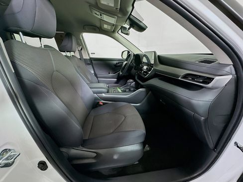 Used 2024 Toyota Highlander LE image 33