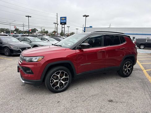 Used 2025 Jeep Compass Limited AWD/4WD image 4