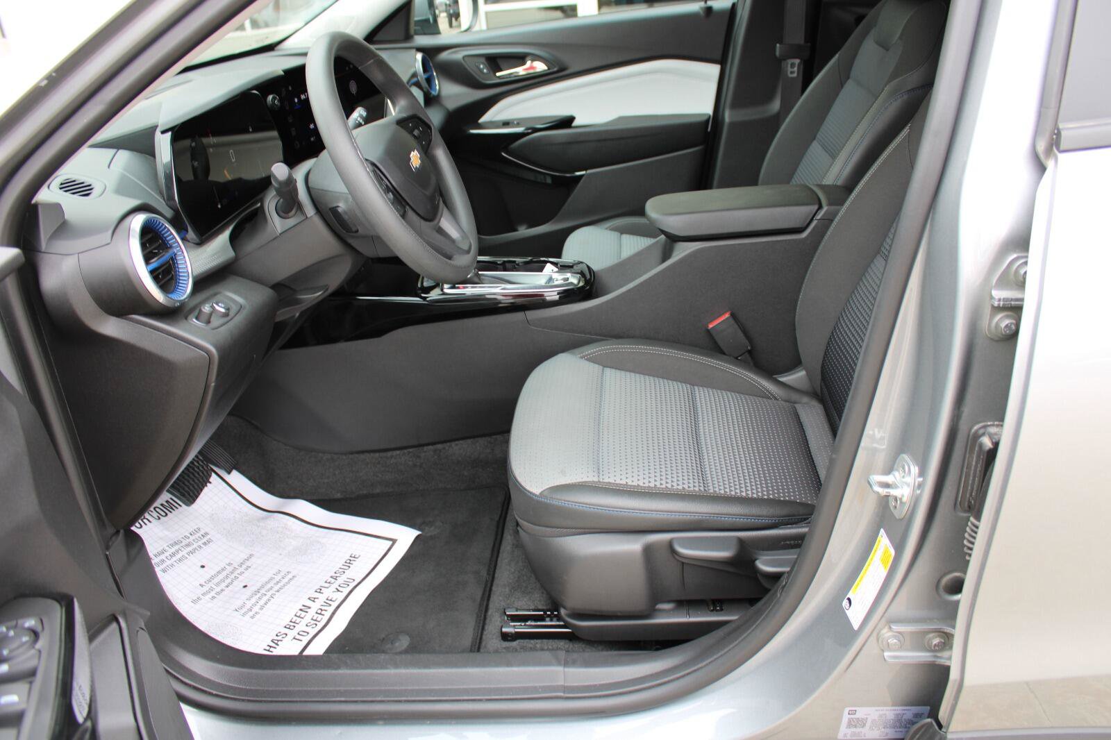 Used 2025 Chevrolet Trax LT FWD image 12