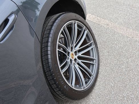 Certified 2024 Porsche Macan AWD/4WD image 37