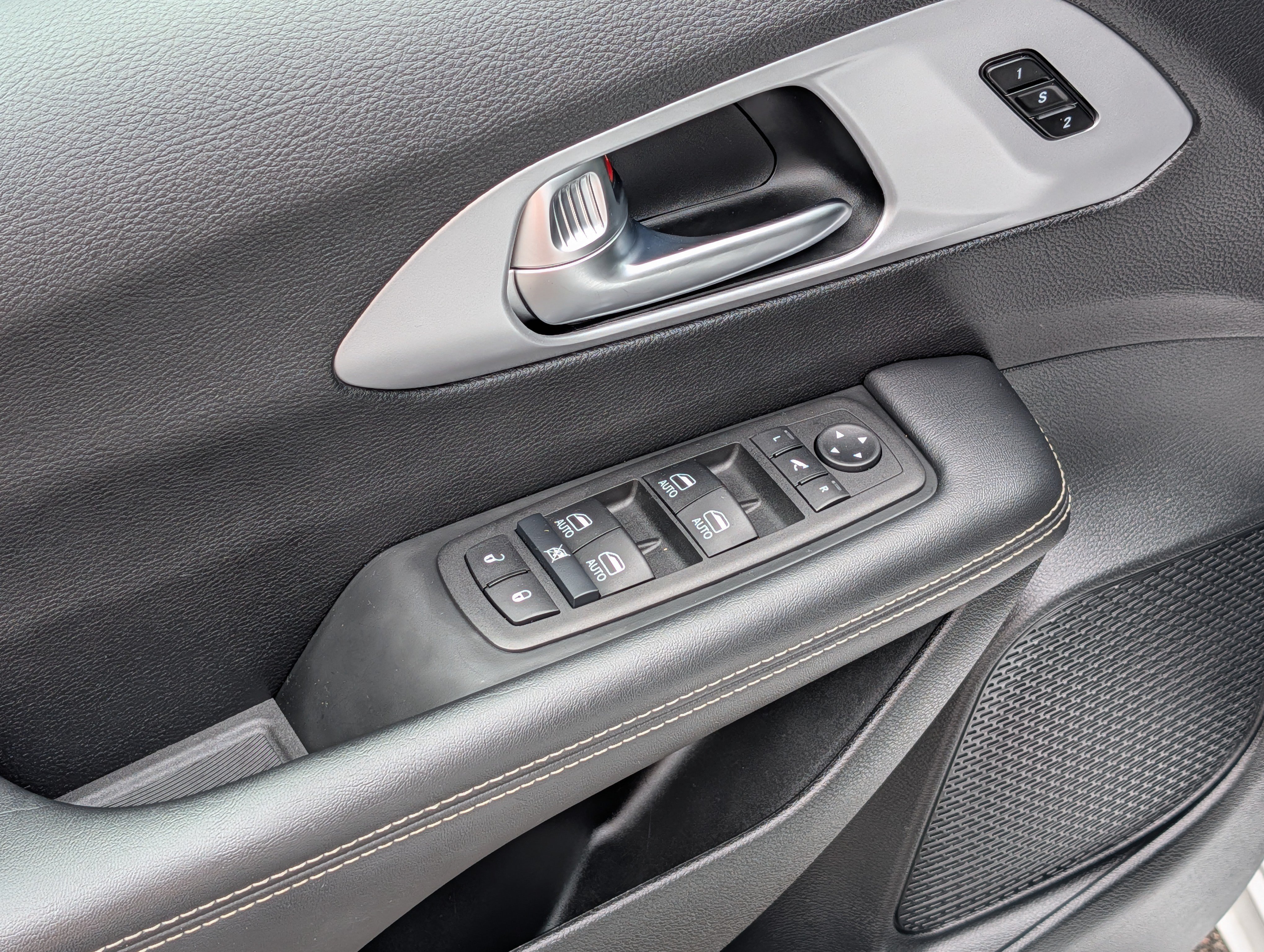 Used 2025 Chrysler Pacifica Limited FWD image 19