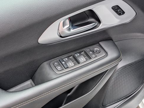 Used 2025 Chrysler Pacifica Limited FWD image 19