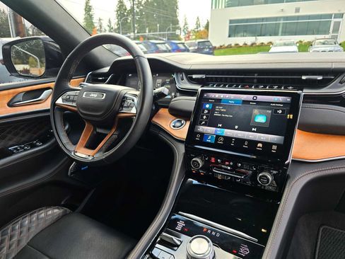 Used 2023 Jeep Grand Cherokee Summit image 12