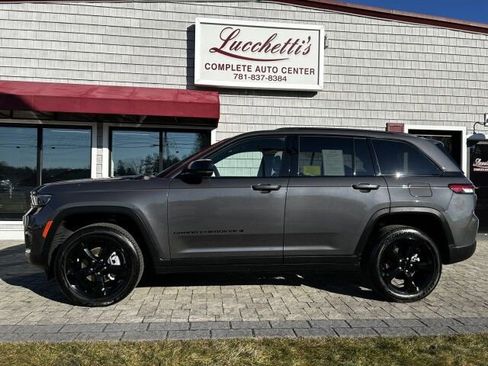 Used 2025 Jeep Grand Cherokee Altitude image 2