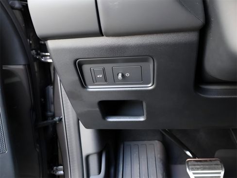 Used 2025 Land Rover Discovery Metropolitan Edition image 75