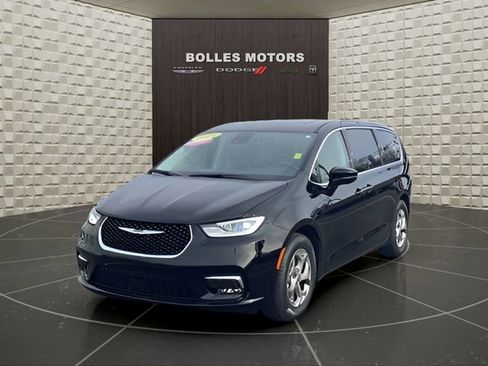 Certified 2024 Chrysler Pacifica Limited image 11