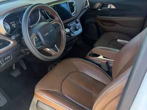 Used 2017 Chrysler Pacifica Limited w/ UConnect Theater Package FWD image 3