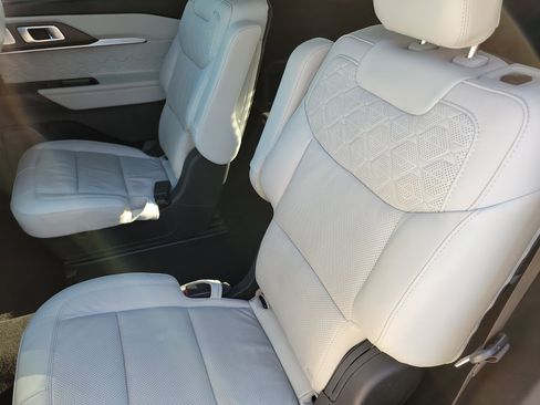 Used 2025 Ford Explorer Platinum w/ Ultimate Package image 7