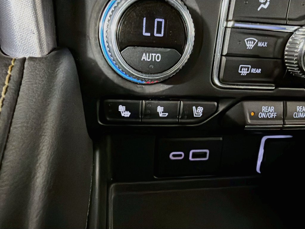 Used 2024 GMC Yukon SLT AWD/4WD image 20