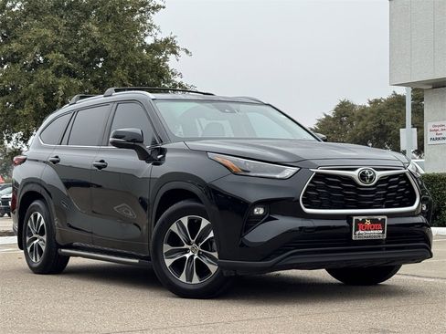 Used 2024 Toyota Highlander XLE image 2