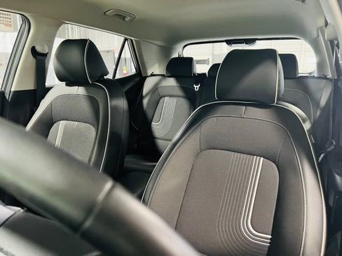 Used 2024 Hyundai Venue Limited FWD image 3