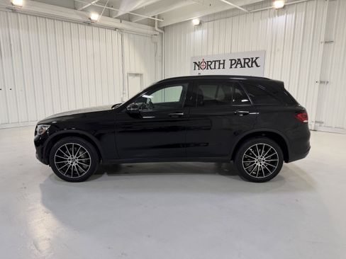 Used 2022 Mercedes-Benz GLC 300 image 2