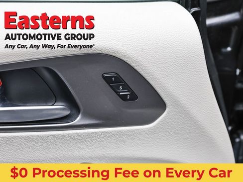 Used 2023 Chrysler Pacifica Touring-L FWD image 21