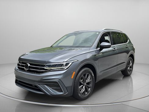 Used 2023 Volkswagen Tiguan SE w/ Panoramic Sunroof Package FWD image 1