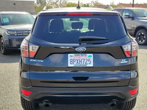 Used 2017 Ford Escape SE w/ SE Sport Appearance Package FWD image 4