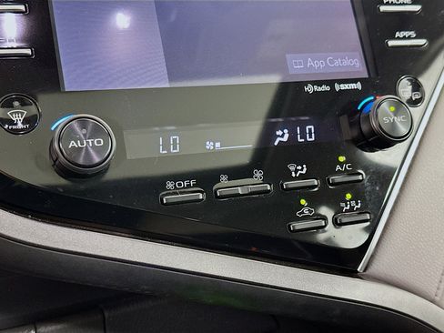 Used 2018 Toyota Camry XLE image 23