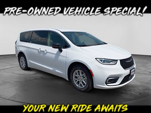 Used 2024 Chrysler Pacifica Touring-L FWD image 1
