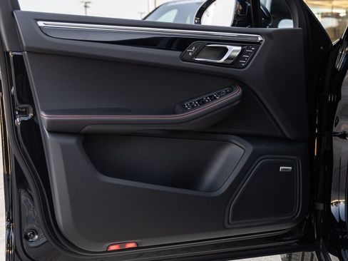 Certified 2026 Porsche Macan S AWD/4WD image 19