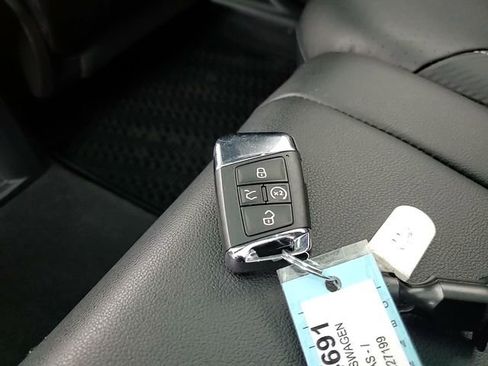 Used 2023 Volkswagen Atlas Cross Sport SE image 28