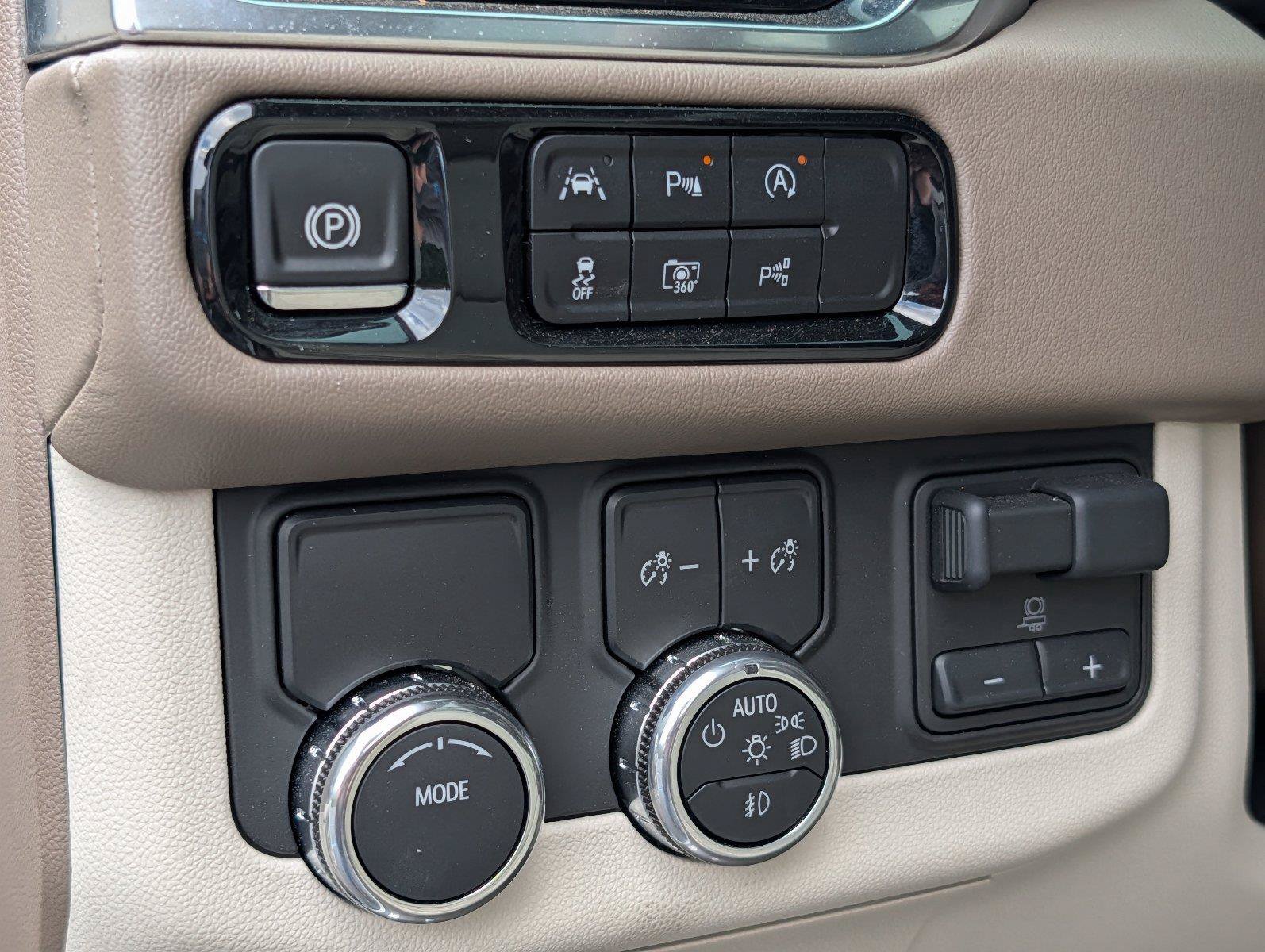 Used 2025 GMC Yukon Denali RWD image 36