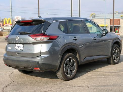 Used 2024 Nissan Rogue SV image 3