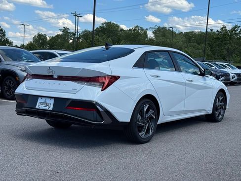 Used 2025 Hyundai Elantra Limited image 13