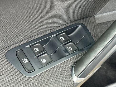 Used 2016 Volkswagen e-Golf SE w/ DC Fast Charging Package image 12