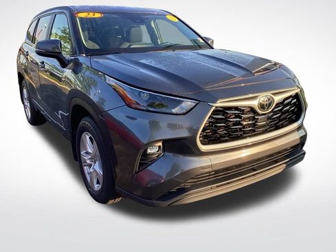 Used 2023 Toyota Highlander LE FWD image 12