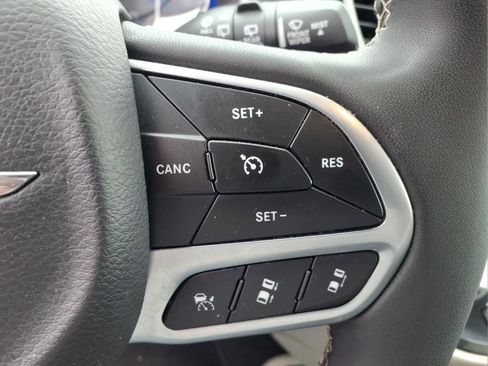 Used 2024 Chrysler Pacifica Touring-L FWD image 20