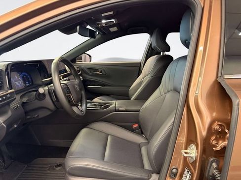 Used 2025 Toyota Crown Signia AWD/4WD image 17