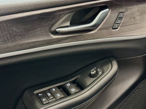 Used 2024 Jeep Grand Cherokee L Limited w/ Luxury Tech Group II image 15