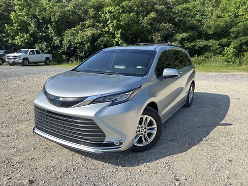 Used 2022 Toyota Sienna XLE w/ XLE Plus Package FWD image 3