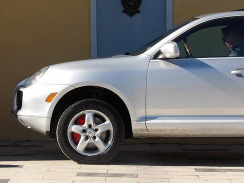 Used 2004 Porsche Cayenne Turbo image 5