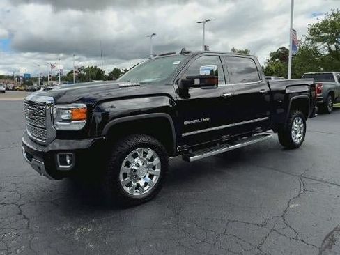 Used 2019 GMC Sierra 2500 Denali w/ Duramax Plus Package AWD/4WD image 4