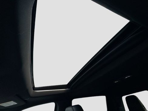 Used 2022 Chevrolet Silverado 1500 High Country w/ Technology Package image 18