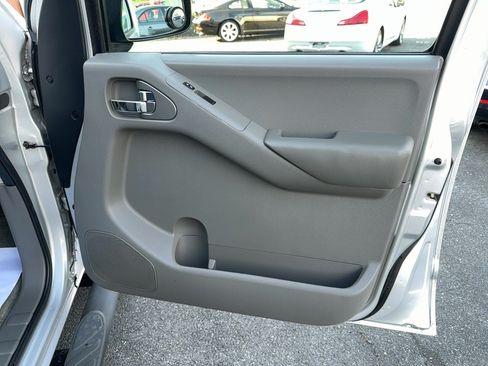 Used 2013 Nissan Frontier SV w/ SV Value Truck Pkg RWD image 21