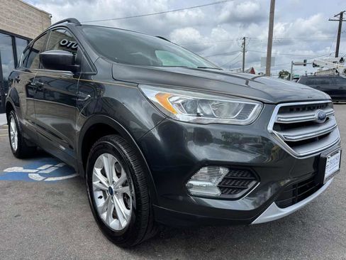 Used 2017 Ford Escape SE w/ Equipment Group 201A AWD/4WD image 3