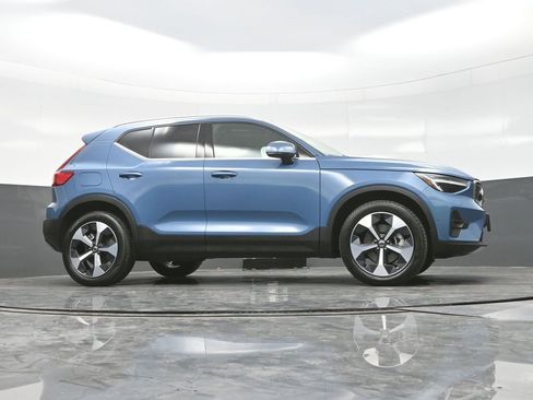 Used 2025 Volvo XC40 B5 Plus image 23