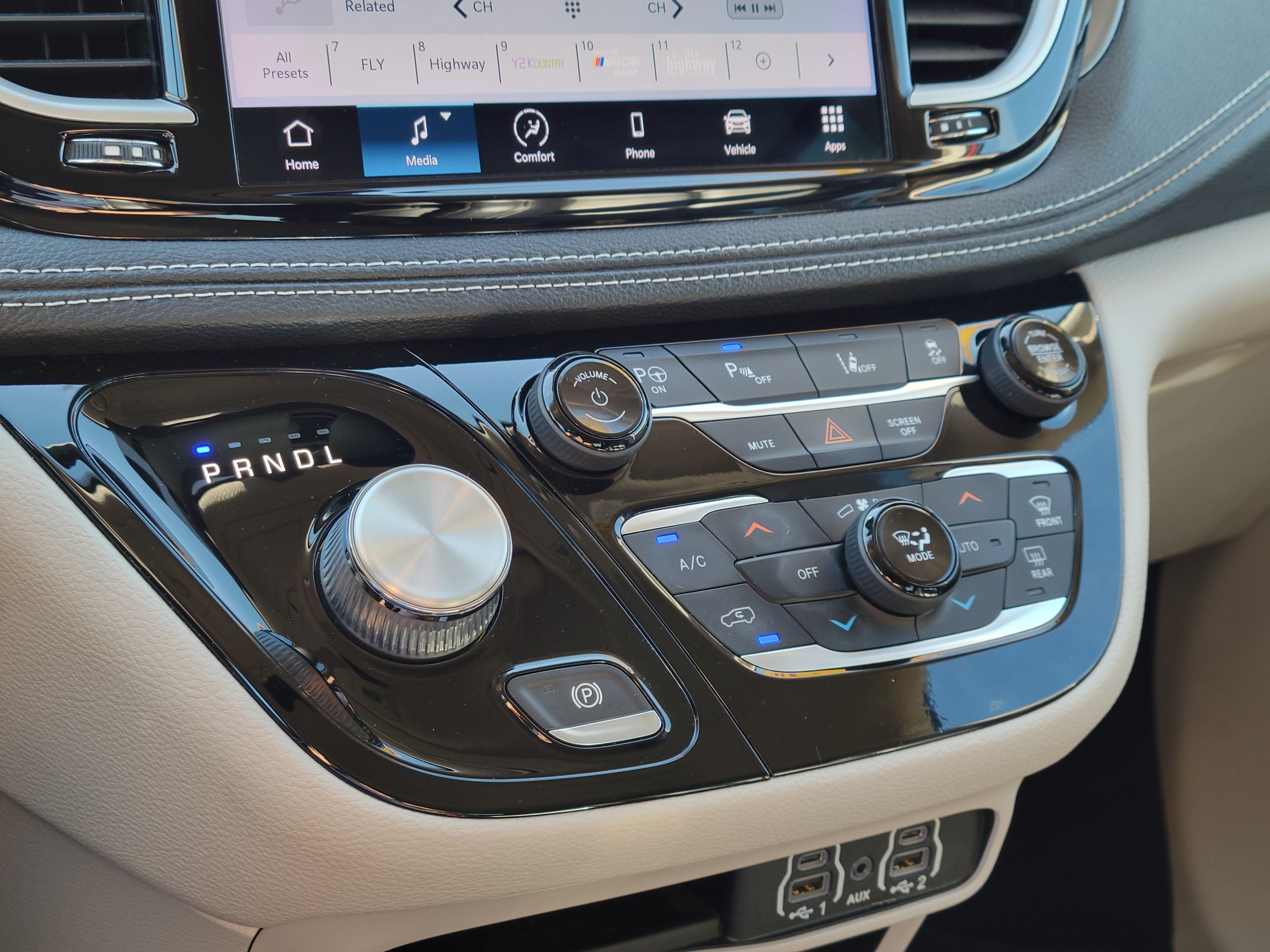Used 2023 Chrysler Pacifica Touring-L FWD image 19