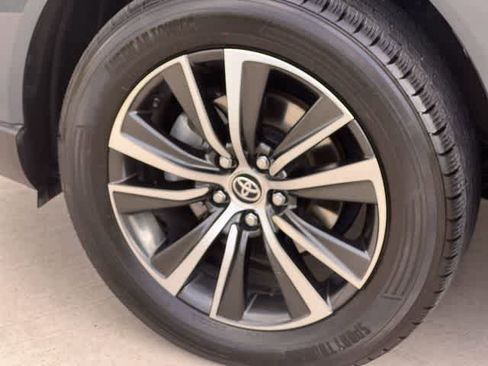 Used 2024 Toyota Venza LE AWD/4WD image 9