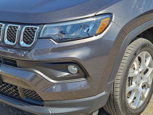 Used 2023 Jeep Compass Latitude image 10