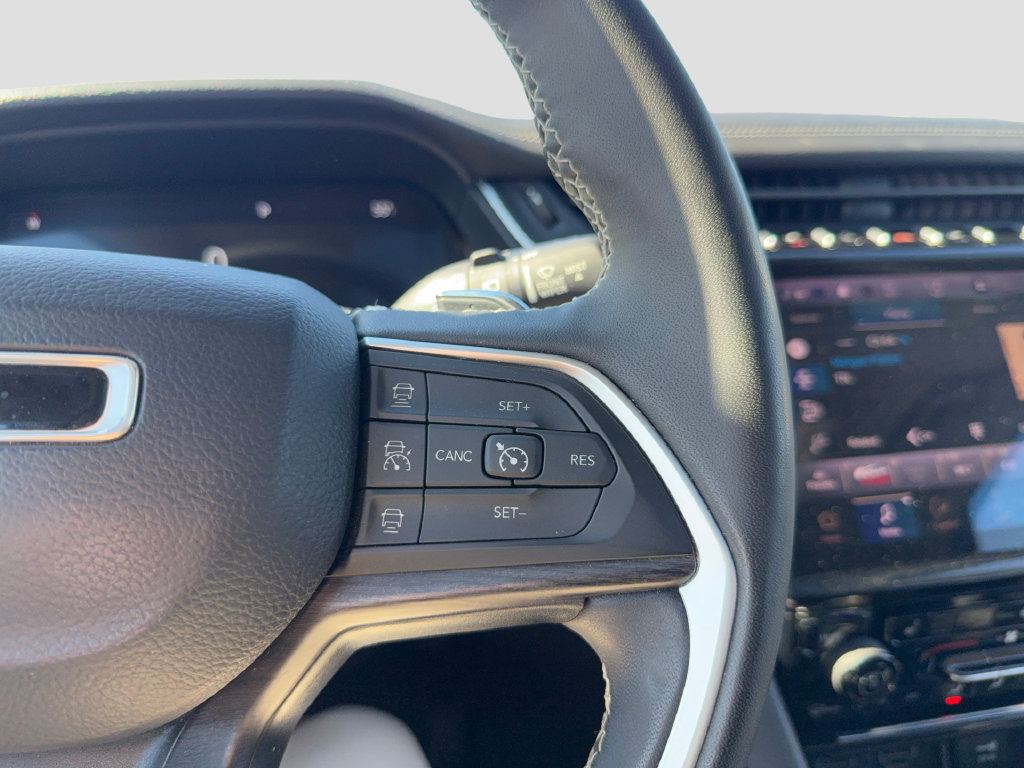 Used 2024 Jeep Grand Cherokee Limited AWD/4WD image 17