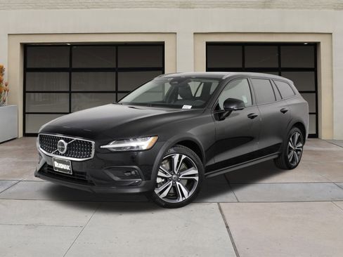 Certified 2025 Volvo V60 B5 Cross Country Plus image 3
