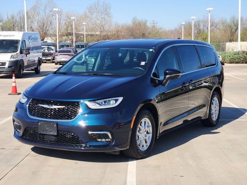 Used 2023 Chrysler Pacifica Touring-L image 3