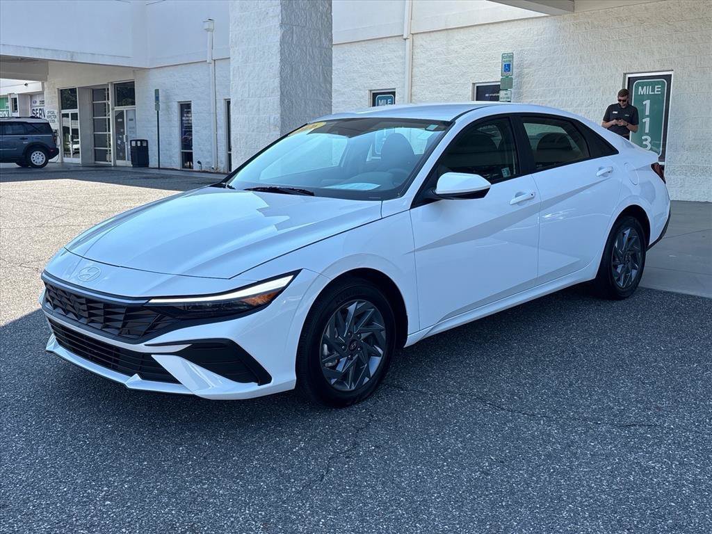 Used 2025 Hyundai Elantra Hybrid FWD image 23