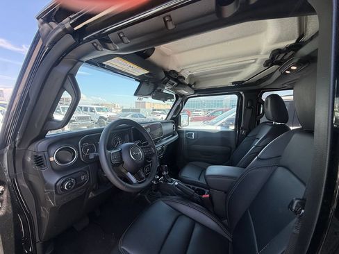 Used 2025 Jeep Gladiator Sport AWD/4WD image 5