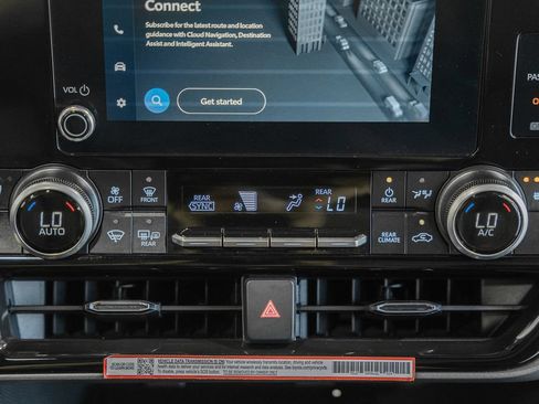 Used 2025 Toyota Highlander XLE AWD/4WD image 21